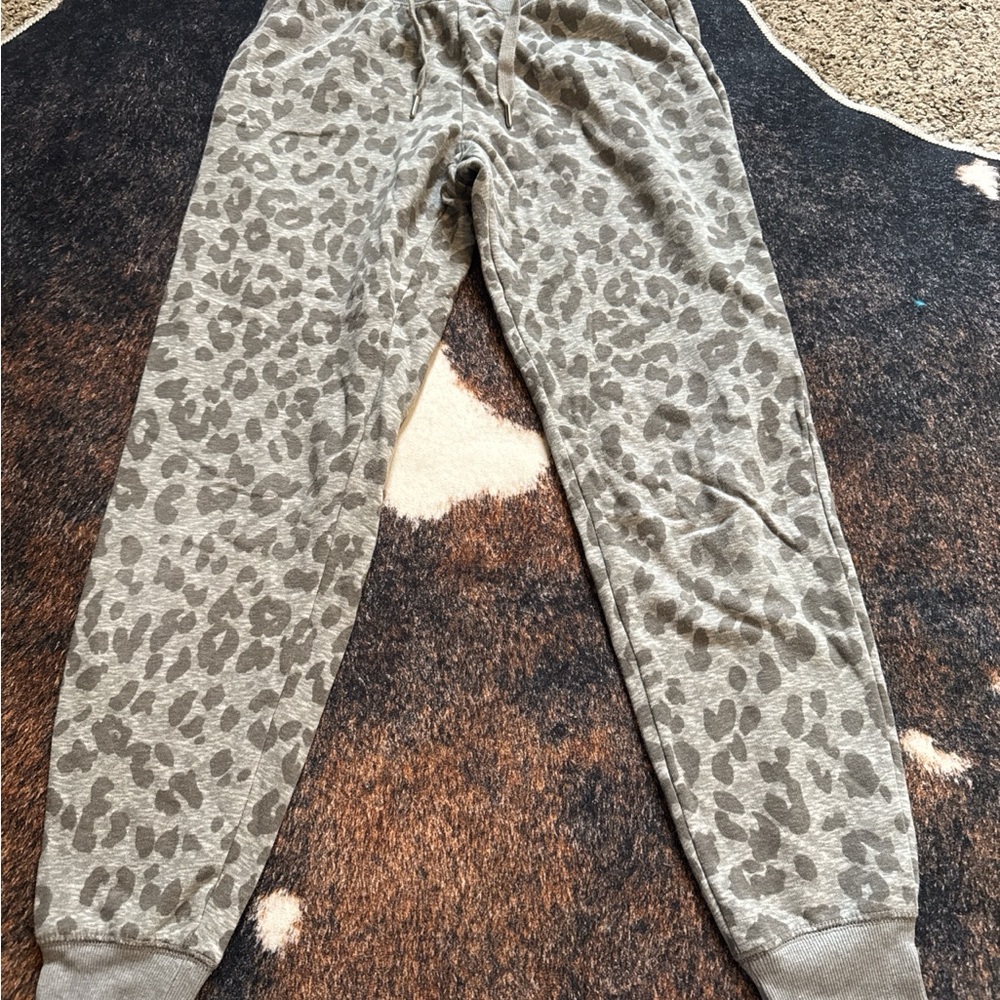 Old Navy Women's Gray Animal Print Joggers